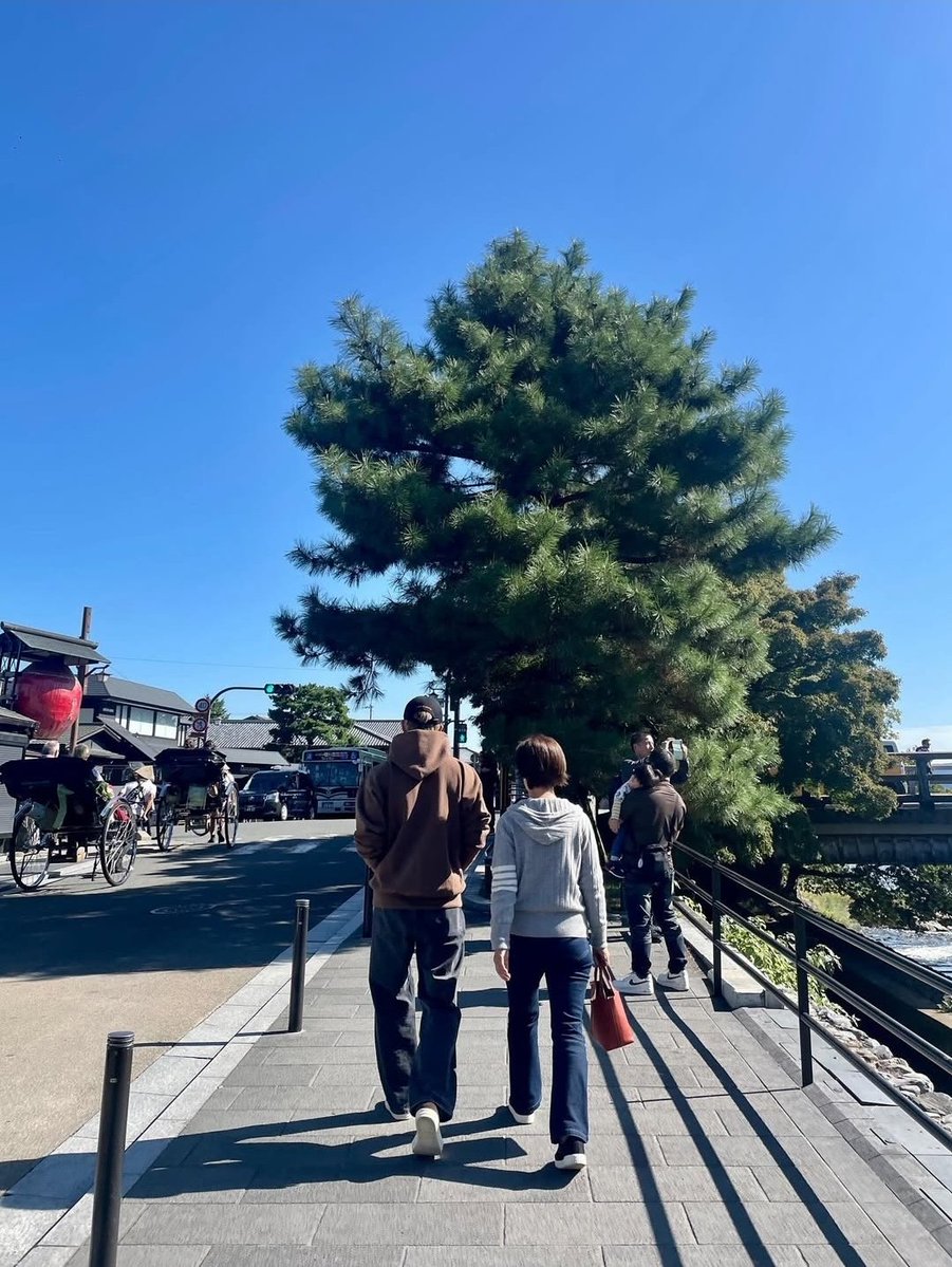 usagi384's tweet photo. ご両親やご家族をとても大切にしていることも、ナムジュンが好きな理由のひとつです。いつもご両親への愛を語る優しい人。

RM X SFMOMA「BETWEEN YOU AND ME」
公式オーディオガイドの「PEOPLE」で、ご両親が登場しています。お二人との会話がほんとうに「普通の家庭」で、なんだかほわっと https://t.co/4BDXEMo9gh