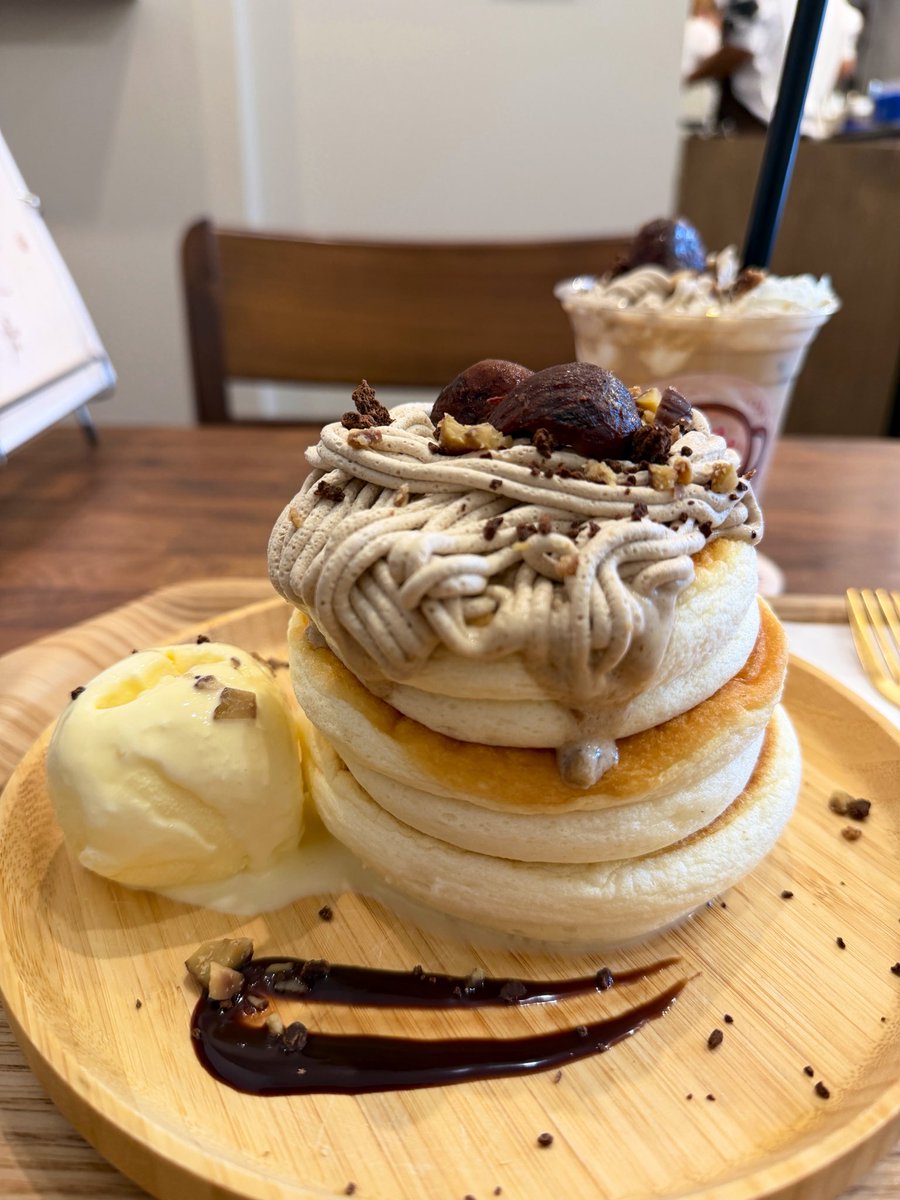 PancakesToshi's tweet photo. 八王子『cafe MiMi』さん

本日10/2〜10/31期間限定
｢モンブランスフレパンケーキ｣
※12時〜13時は提供不可

ふわしゅわ過ぎない、きめの細かい雑味のない生地✨甘すぎないなめらかな栗のクリームに渋皮栗を乗せ、バニラアイスとビターなチョコソースが🌰🍫🍨

モンブランラテも栗感強くてスーパー美味しかったです😆✨

予約制のお店ではないですが、ふらっと行った場合パンケーキが予約優先で提供できない場合あるそうなので、行く際はお電話で確認されるか、予約をオススメします🙋‍♂️他のカフェメニューは大丈夫だと思います🥪☕️