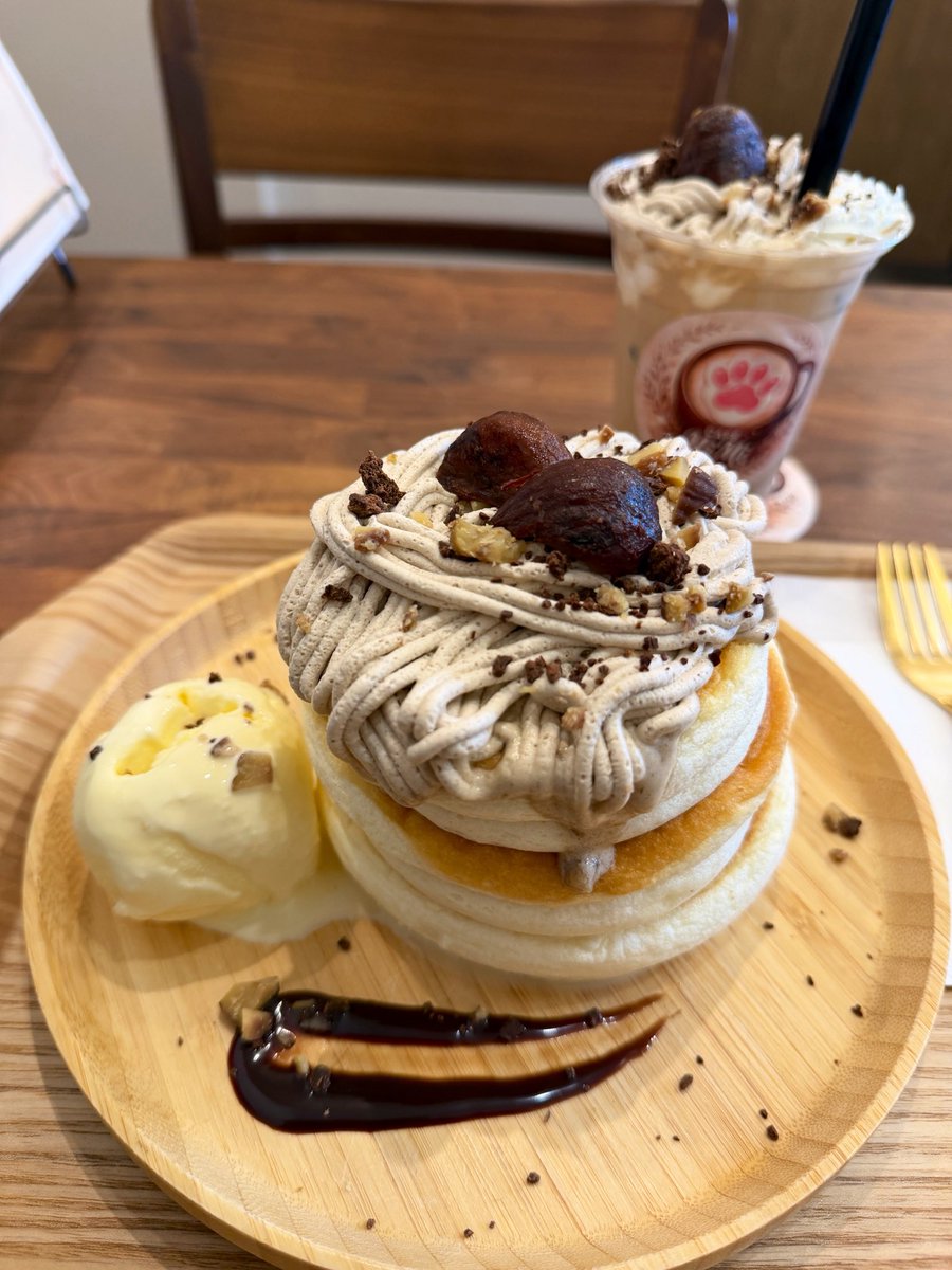 PancakesToshi's tweet photo. 八王子『cafe MiMi』さん

本日10/2〜10/31期間限定
｢モンブランスフレパンケーキ｣
※12時〜13時は提供不可

ふわしゅわ過ぎない、きめの細かい雑味のない生地✨甘すぎないなめらかな栗のクリームに渋皮栗を乗せ、バニラアイスとビターなチョコソースが🌰🍫🍨

モンブランラテも栗感強くてスーパー美味しかったです😆✨

予約制のお店ではないですが、ふらっと行った場合パンケーキが予約優先で提供できない場合あるそうなので、行く際はお電話で確認されるか、予約をオススメします🙋‍♂️他のカフェメニューは大丈夫だと思います🥪☕️