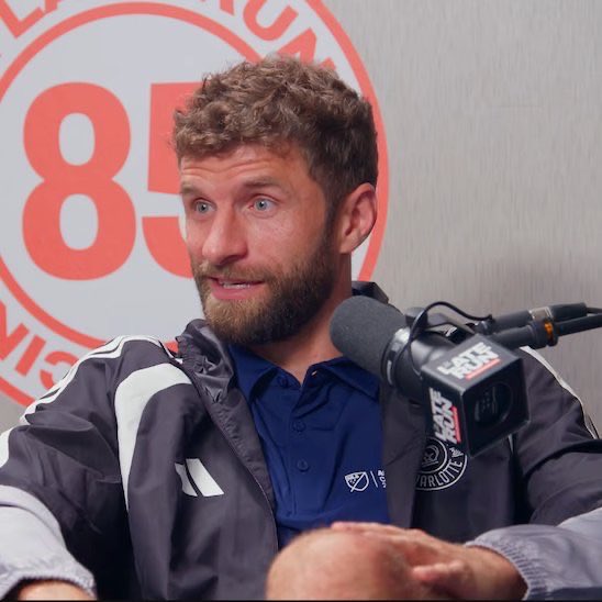 FullTime90X's tweet photo. 🚨🇩🇪 Thomas Müller:

🗣️ “I wish I could see my favourite player, Lionel Messi, play under my favourite coach, Hansi Flick, at least once. 🐐🔵🔴

🗣️ “I’m sure the two of them would break many records together.” 🤯🏆 https://t.co/ZNtnvPsOWm