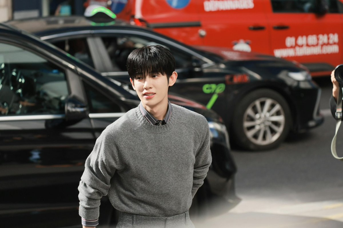 Tangkukxb's tweet photo. Park Siwoo at LANVIN just feels right. Calm, refined, and quietly confident everything comes together so naturally. Hope he enjoys every moment in Paris and knows that we're always cheering for him. 

PARK SIWOO AT LANVIN PFWSS27

#PARKSIWOOLANVIN
#PARKSIWOO
#LANVINPFWSS27 https://t.co/ldeD2pXXUq