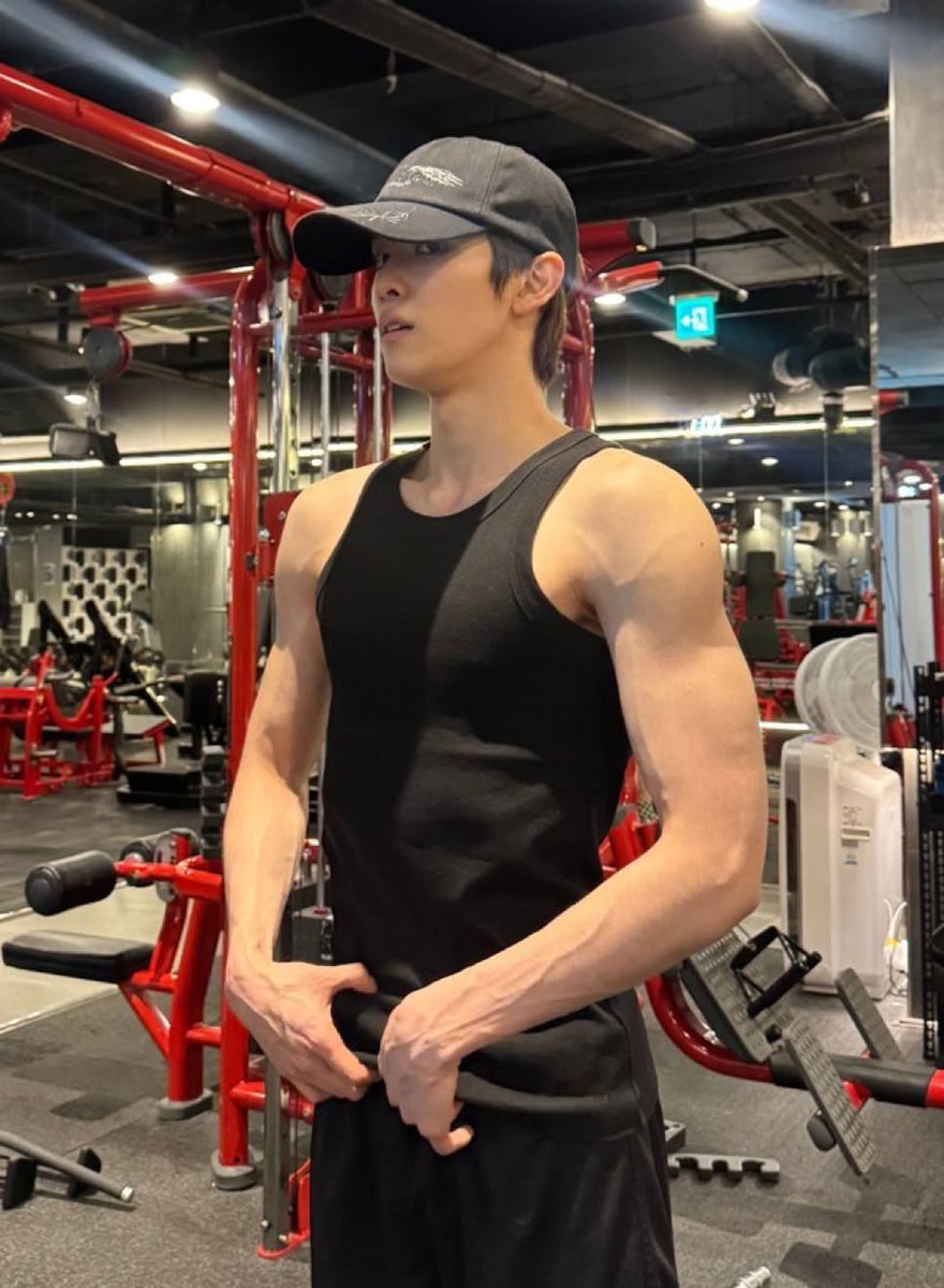 sqhsn's tweet photo. ถ้าพี่ซองชานมีไอจีของตัวเอง ชั้นว่าคงมีคนตายจริงๆ ผู้ชายที่ตรงสเป็ก แต่ไม่มีอยู่จริงในชีวิตเรา 1 โพส คนเพ้อเป็นล้าน ทรมานใจwa https://t.co/5wL76PK7ll