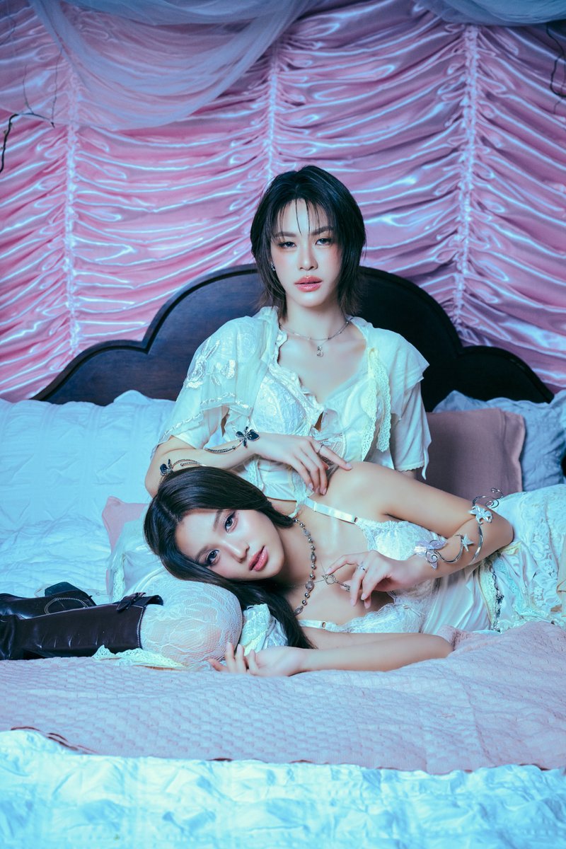 startalkent's tweet photo. “EMIBONNIE” ส่งซิงเกิลใหม่ “กุญแจพระจันทร์” (Moonkey) ถ่ายทอดเสียงประสานผ่านเพลงรักหวานซึ้งสะกดคนฟัง!!

 MOONKEY MV OUT NOW 
#Moonkey_EMIBONNIEmv
#emiamily #beonnnie
#Moonkey_EMIBONNIE
#RISERMUSIC 
#GMMTV

เป็นคู่ดูโอ้ที่มีเสียงประสานเป็นเอกลักษณ์สะกดคนฟัง  สำหรับ “EMIBONNIE” (เอมี่ ทสร กลิ่นเนียม และ บอนนี่ ภัทราภัสร์ โบรัชตะสุวรรณ์) 2 สาวศิลปินดูโอ้มากความสามารถ จาก “RISER MUSIC” ล่าสุดปล่อยส่งซิงเกิลใหม่รักหวานซึ้ง “กุญแจพระจันทร์” (Moonkey) พูดถึงคนที่พร้อมมอบความรักให้คนที่เป็นเหมือนแสงสว่างและกุญแจนำทางในวันที่ฟ้ามืดมน ถ่ายทอดผ่าน MV แนวแฟนตาซีตำนานกรีกโบราณที่เล่าถึงความสัมพันธ์ระหว่างสองโลก งานนี้ทั้งคู่ได้ถ่ายทอดเสียงประสานออกมาได้อย่างโดดเด่นและมีมิติทำให้ทุกท่อนทุกไลน์ประสานพิเศษมากยิ่งขึ้น
“EMIBONNIE” เล่าว่า “สำหรับ “กุญแจพระจันทร์” (Moonkey) เพลงนี้มาในแนวป๊อบฟังง่าย จังหวะไม่ช้าไม่เร็วพอให้ขยับตัวโยกได้ เป็นเพลงที่เราฟังครั้งแรกแล้วรู้สึกชอบมาก โดยเฉพาะช่วงไลน์ประสาน ที่ถูกเรียบเรียงมาให้เข้ากับความหมายของเพลง มันเลยยิ่งทำให้รู้สึกว่าทุกท่อน ทุกประโยคพิเศษไปหมด คิดว่าถ้าแฟนๆ ได้ฟังก็น่าจะยิ้มตามได้ โดยเฉพาะคนที่กำลังมีความรัก และอยากมอบความรู้สึกนี้ให้ใครสักคนที่เข้ามาเป็นพระจันทร์ที่ส่องแสงสว่างแม้ไม่มีดาว เป็นกุญแจนำทางในวันที่ฟ้ามืด ซึ่งในพาร์ทของ MV เป็นครั้งแรกเลยที่ MV มีความแฟนตาซี ที่หยิบตำนานกรีกโบราณ ความรัก “Selene” และ“Endymion” มาเป็น Inspiration ในการถ่ายทอดเรื่องราวในเพลงนี้ค่ะ ที่เล่าถึงความสัมพันธ์ที่เกิดขึ้นระหว่างสองโลก ซึ่งมี่เป็นเหมือนเทพธิดาแห่งดวงจันทร์ที่อาศัยอยู่อีกโลกนึง ที่มาตกหลุมรักบอนนี่ที่อาศัยอยู่บนโลกมนุษย์ เราจะลงจากพระจันทร์มาหาเขาในตอนกลางคืน และจากไปเมื่อพระอาทิตย์ขึ้น  ซึ่งตอนนี้มิวสิควิดีโอก็ได้ปล่อยออกมาแล้ว สามารถไปดูกันได้รวมถึงรับฟังเพลงนี้ได้ผ่านสตรีมมิ่งทุกแพลตฟอร์มค่ะ”
สามารถรับชม Music Video เพลง “กุญแจพระจันทร์” (Moonkey) ของ “EMIBONNIE” ได้ที่ YouTube: RISER MUSIC และรับฟังผ่าน Music Streaming ทุกแพลตฟอร์ม และติดตามข่าวสารได้ที่ Facebook, Instagram, X, TikTok ของ RISER MUSIC
 
MV  https://t.co/0vCeLUNdkq