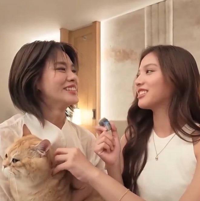 emimeow__'s tweet photo. กลัวบอนนี่เผลอลูบหัวผิดตุวมากอะ 🙂‍↔️ https://t.co/oMz5Aa6xdI