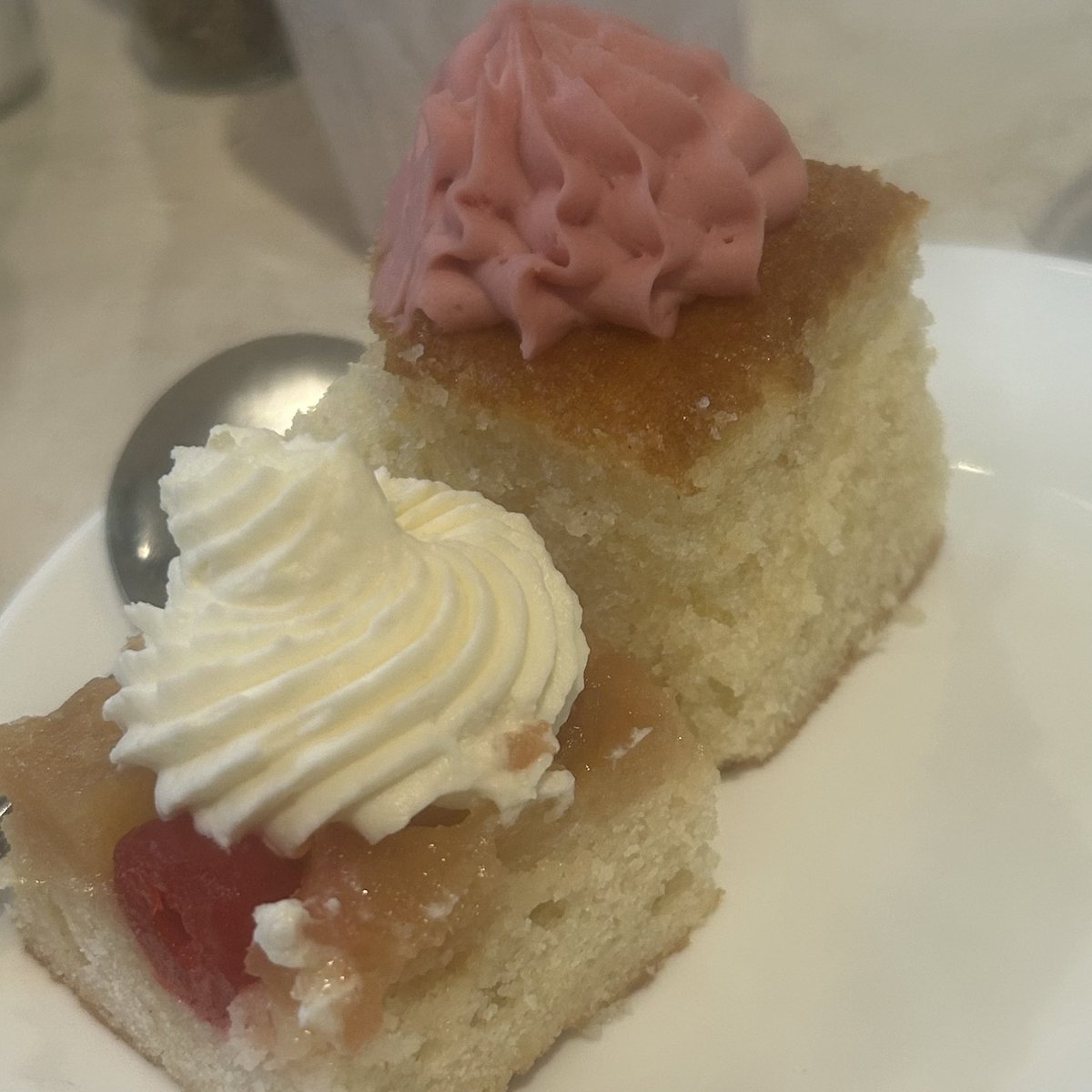 meaganthestrawb's tweet photo. i finally snuck into the dining hall https://t.co/9UFOYzIp1w