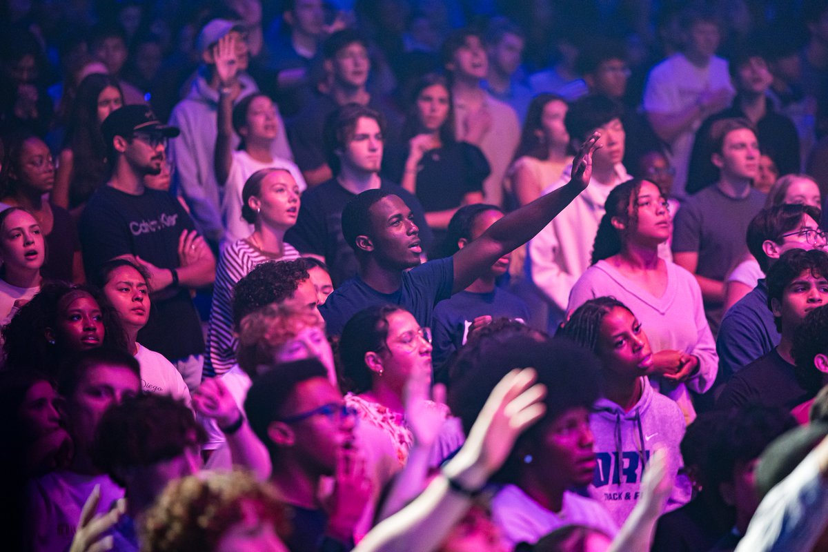 OralRobertsU's tweet photo. Add ⬆️ GROWTH to your Friday.
Watch today's Chapel—with ORU President Dr. William M. Wilson—for an hour of praise, prayer, &amp; worship. Join us LIVE 11 am CDT at https://t.co/zKbmDyZP5v or ORU social. https://t.co/fiVn9kDBgM