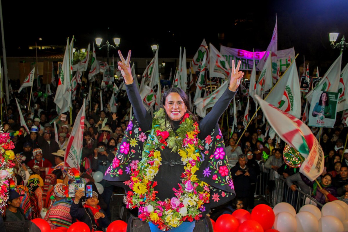 Vero_Mendoza_F's tweet photo. Muchas gracias, Cusco.
De todo corazón❤️

Gracias por el coraje, gracias por la esperanza.
Gracias a cada persona que se sumó a esta campaña con su tiempo, su cariño, su experiencia. Gracias a ustedes no le debemos nada a nadie, solo al pueblo cusqueño.

#CrecerCuidarCambiar https://t.co/396myG4uJU