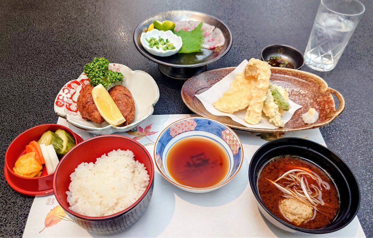 goshuinchou's tweet photo. ナマズ、うなぎなどの川魚料理の伝統を推している埼玉県吉川市の料亭「糀家」にてナマズ天ぷら御膳とナマズの刺身を頂いてきました。こちらのお店は創業1620年の老舗であり、新選組の近藤勇や勝海舟、板垣退助など幕末の英傑も来店したという歴史あるお店とのこと。久しぶりにナマズの天ぷら食べましたがふわっふわでめっちゃ美味い白身です。
そしてナマズの刺身も上品な、川魚と���思えないような、フグのような美味(食べ方もポン酢ネギ紅葉おろしなの��)であります。

いやーナマズ美味いなー！！