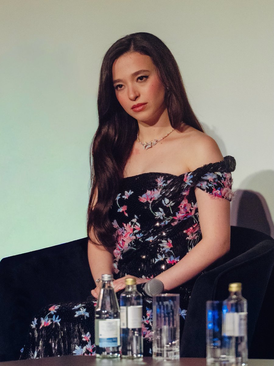 mikeymsource's tweet photo. Mikey Madison at "The Social Reckoning" Q&amp;A in Paris yesterday. 🩷 https://t.co/ywDDpPK3yj