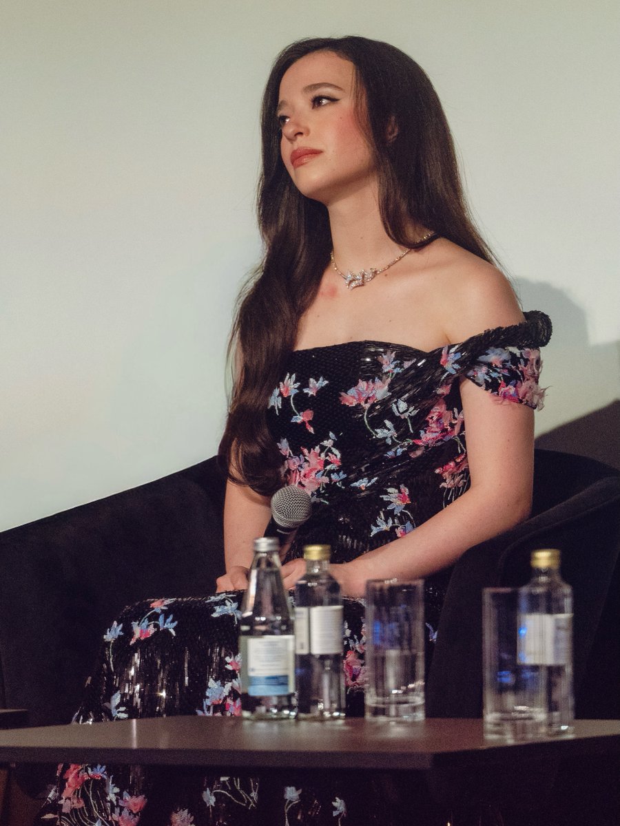mikeymsource's tweet photo. Mikey Madison at "The Social Reckoning" Q&amp;A in Paris yesterday. 🩷 https://t.co/ywDDpPK3yj