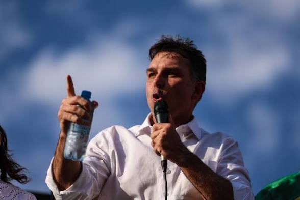 fiobrasill's tweet photo. 🚨 FLÁVIO PEDE “VOTO DE REVOLTA”: após o cancelamento do debate, Flávio Bolsonaro passou a usar o episódio para acusar interferência do Judiciário e pedir mobilização de seus eleitores. A acusação de favorecimento a Lula é da campanha de Flávio, não um fato estabelecido. https://t.co/H1a3BuD5sb