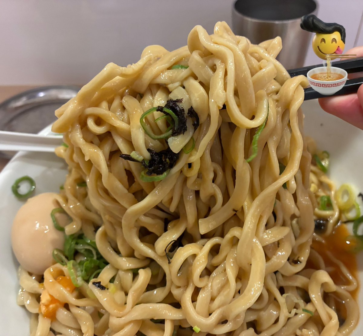 PeterIdentity's tweet photo. TP乗せたら油そばみたいな丼顔に😃

それぞれの具材のシナジーで更にウマウマ😄

茹で前800gの〆にセットの🍚追飯🥣
まで喰らうワンパクぶりを発揮して😆

最後まで大満足でエルヴィス😋

🕰️22〜23分も掛かり完食☺️💦

田中さん、スタッフの皆様
いつも ありがとうございます🌟
#RAMENR
#G系 https://t.co/jkbCvkztQU