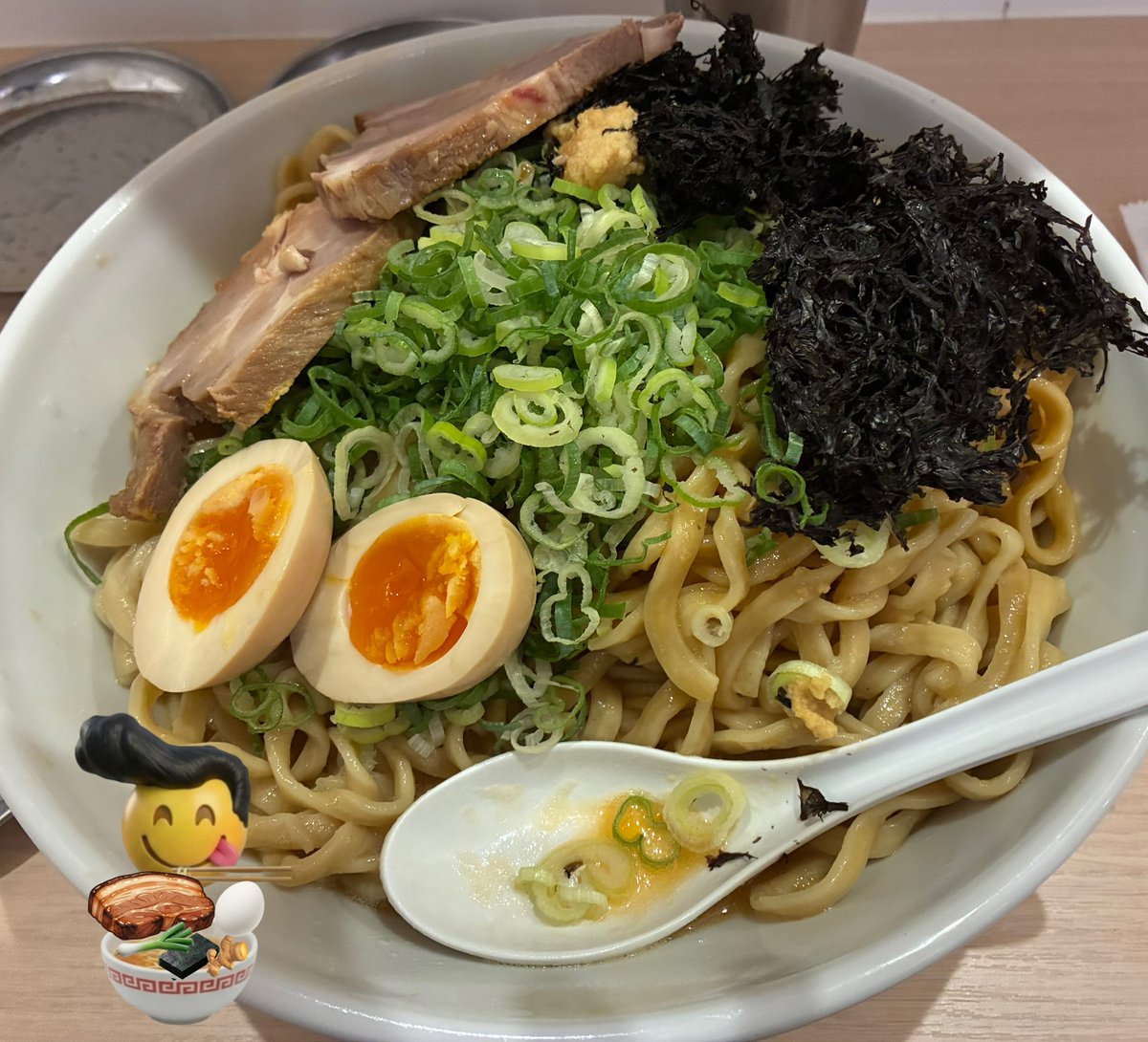 PeterIdentity's tweet photo. TP乗せたら油そばみたいな丼顔に😃

それぞれの具材のシナジーで更にウマウマ😄

茹で前800gの〆にセットの🍚追飯🥣
まで喰らうワンパクぶりを発揮して😆

最後まで大満足でエルヴィス😋

🕰️22〜23分も掛かり完食☺️💦

田中さん、スタッフの皆様
いつも ありがとうございます🌟
#RAMENR
#G系 https://t.co/jkbCvkztQU