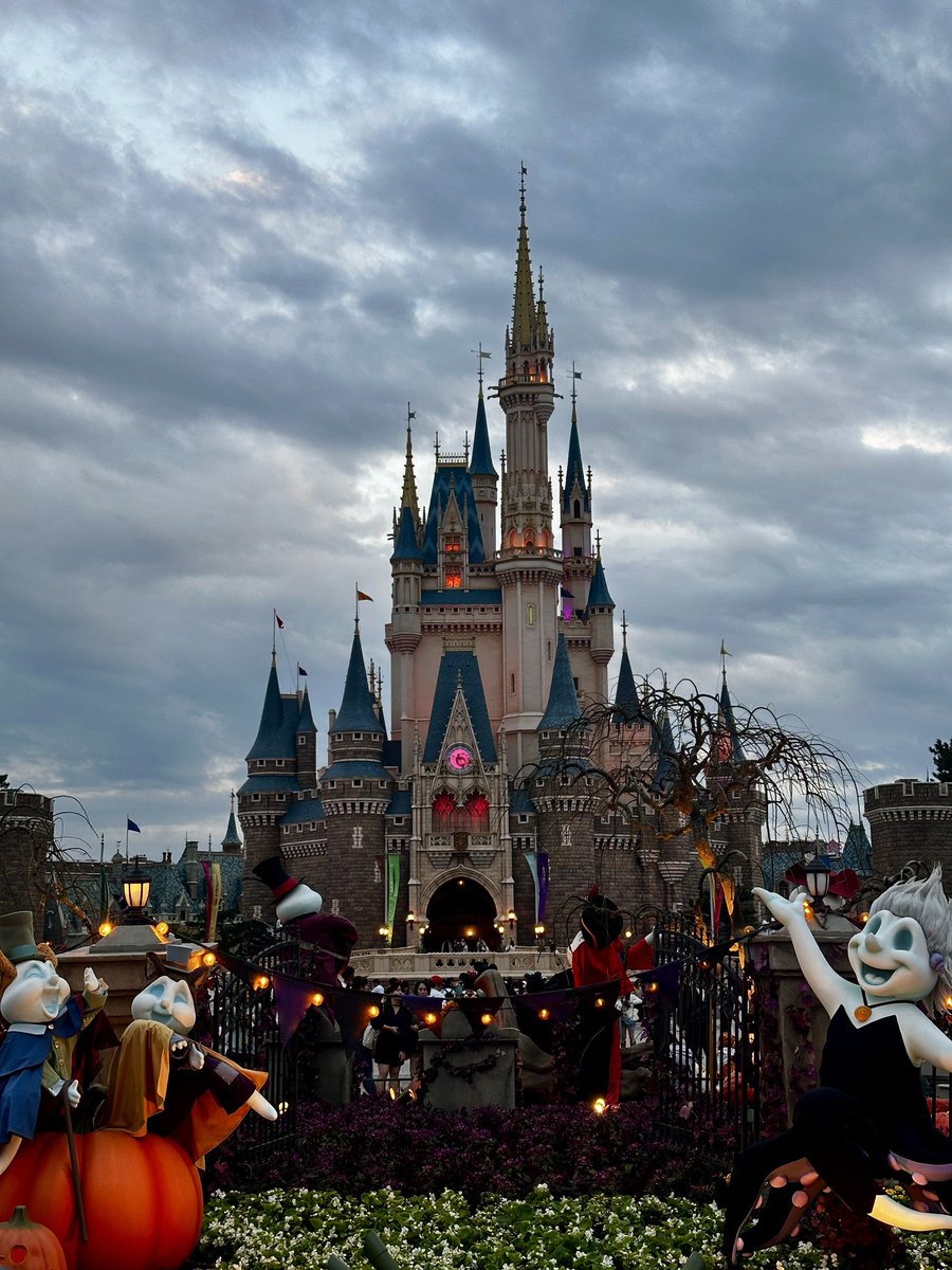 subarusui's tweet photo. 今日は小学からの付き合いのダチとハロウィンディズニーランドへ

時短営業日だったけどそんなに混んでなかったから満足度はいつもと変わらず

ブルーバイユーも久々に予約取れて癒されてきました https://t.co/66BiRCUVtY