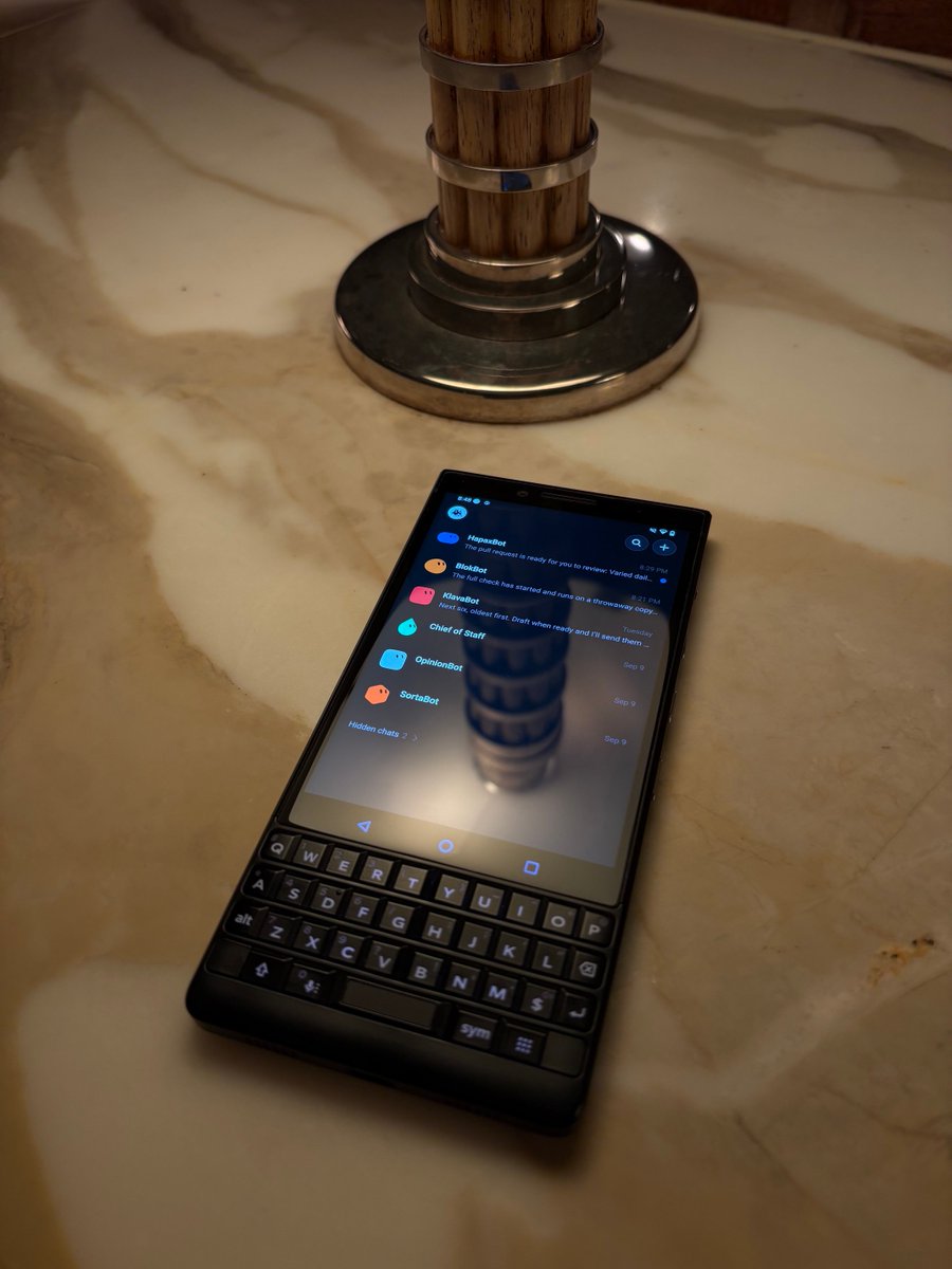 SE_shimku's tweet photo. Running @bot on such a beautiful piece of BlackBerry hardware, and it's feels glorious https://t.co/87fuRnuQDY