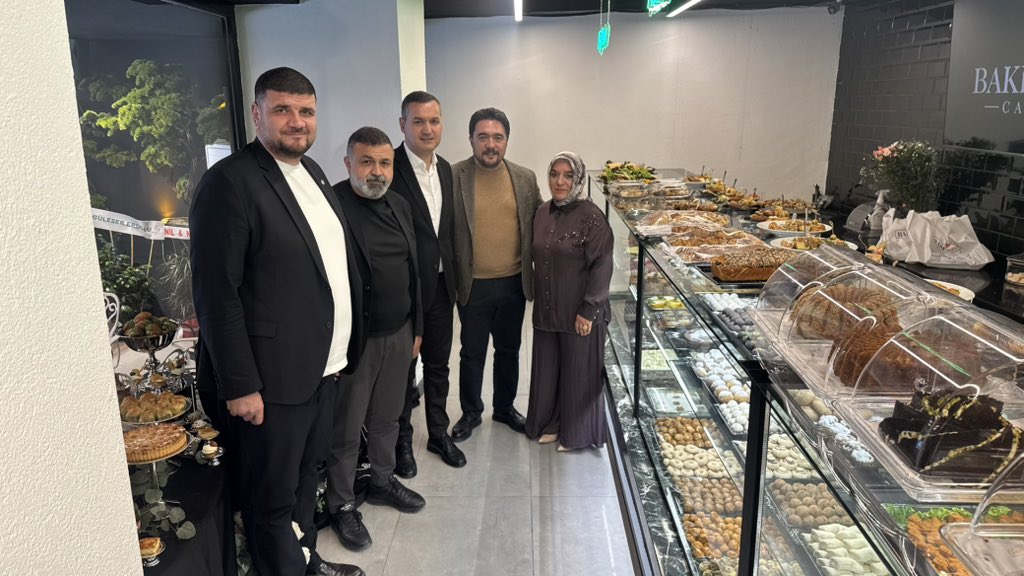 TuranYALDIR's tweet photo. 📍 Aksaray 

İşletme sahibi Gülüzar Eroğlu Ala Hanımefendi’nin ikinci işletmesi Bakelove cafe’nin açılışına katıldık.

Gülüzar Hanım’a ve Aksaray’ımıza hayırlı olmasını temenni ediyor, yeni işletmesinde bol bereketli ve hayırlı kazançlar diliyorum.

Hayırlı, uğurlu olsun. https://t.co/r0O9IIOnkH