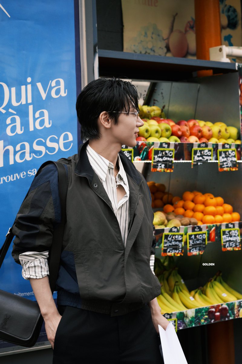 misskloss_1001's tweet photo. TEN among the vibrant colors of a market in Paris

TEN AT SAINT LAURENT SUMMER27 
#TENforYSLPFW27 #SaintLaurentxTEN https://t.co/GXGhIr1FWn