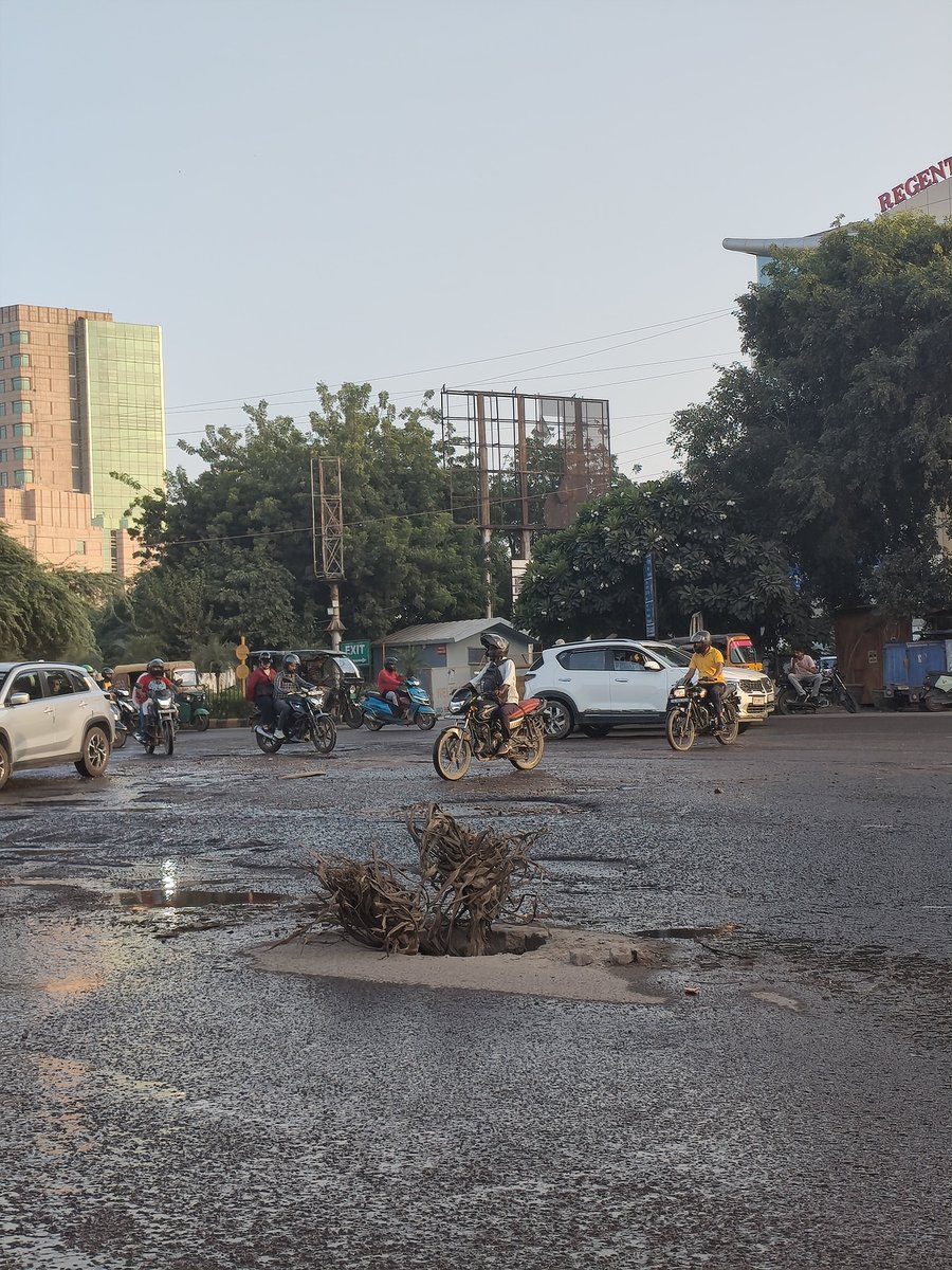 hvchopra's tweet photo. Safety Hazard MG road Gurugram
This open manhole on MG Road  Dronacharya Metro station is an  serious accident hazard.This has been open for more than a week.A two-wheeler or pedestrian could suffer a potentially fatal accident.@MunCorpGurugram @OfficialGMDA @TrafficGGM https://t.co/0B6HudiVcV