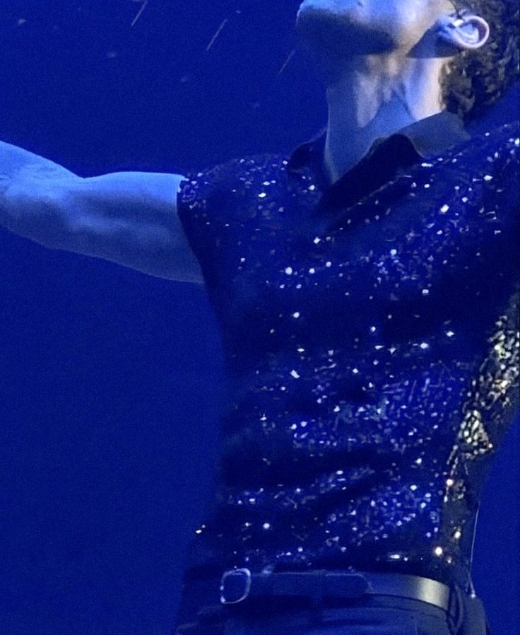 samagr7's tweet photo. The veins, the bicep, the abs... I NEED HIM https://t.co/tWbxhbR9K2