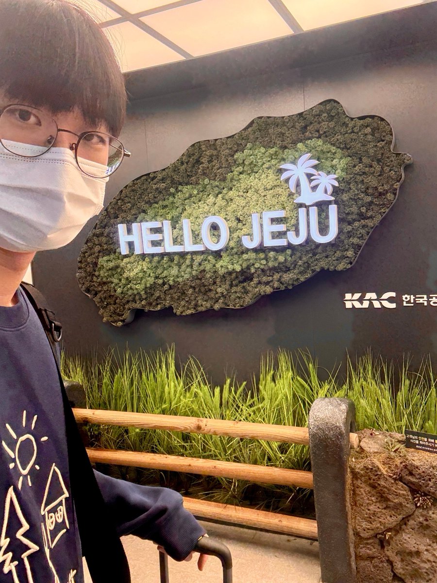 shbxoxo's tweet photo. 💭 261002
11.12PM KST

🐿: *sends picture*
🐿: when you want to go on a holiday but don't want to go too far -> jeju-do
🐿: found the best black pork restaurant https://t.co/NMP4jGm5o5