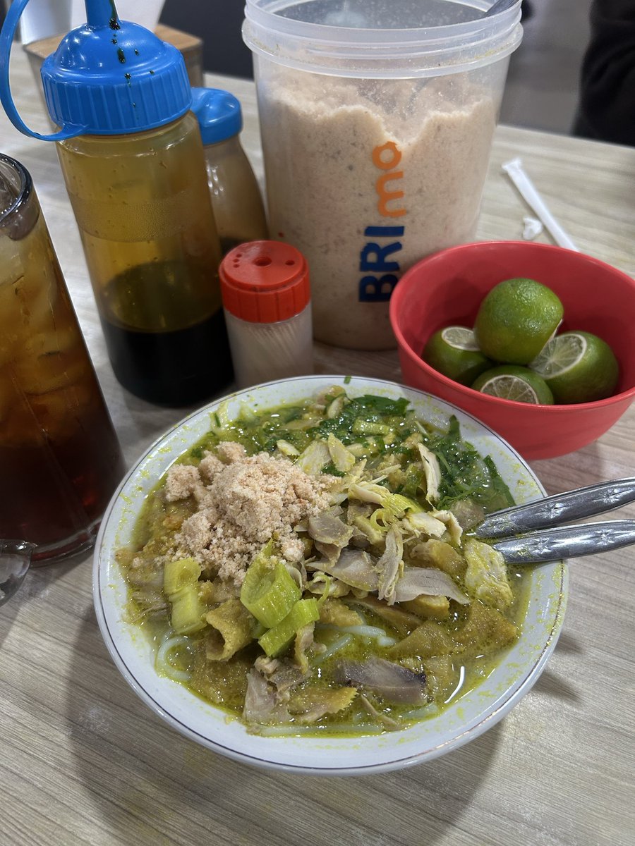 dwsptqum's tweet photo. Kalau temen dari Jakarta ke SBY, pasti mintanya ke Cak Har 😭 Sekarang bisa request ayamnya mau campur apa aja, paha, dada, jeroan, dll. Kayaknya terakhir ke sini belum bisa deh wkwk.

Harganya 35.000 per porsi menurut kalian wort it gak? Tapi Always enak sih, tempatnya juga nyaman. Kalau ke SBY wajib mampir sini 🤤🤤