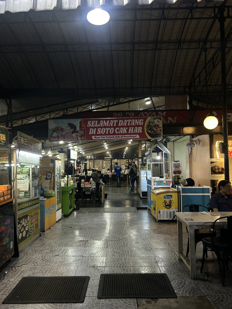 dwsptqum's tweet photo. Kalau temen dari Jakarta ke SBY, pasti mintanya ke Cak Har 😭 Sekarang bisa request ayamnya mau campur apa aja, paha, dada, jeroan, dll. Kayaknya terakhir ke sini belum bisa deh wkwk.

Harganya 35.000 per porsi menurut kalian wort it gak? Tapi Always enak sih, tempatnya juga nyaman. Kalau ke SBY wajib mampir sini 🤤🤤