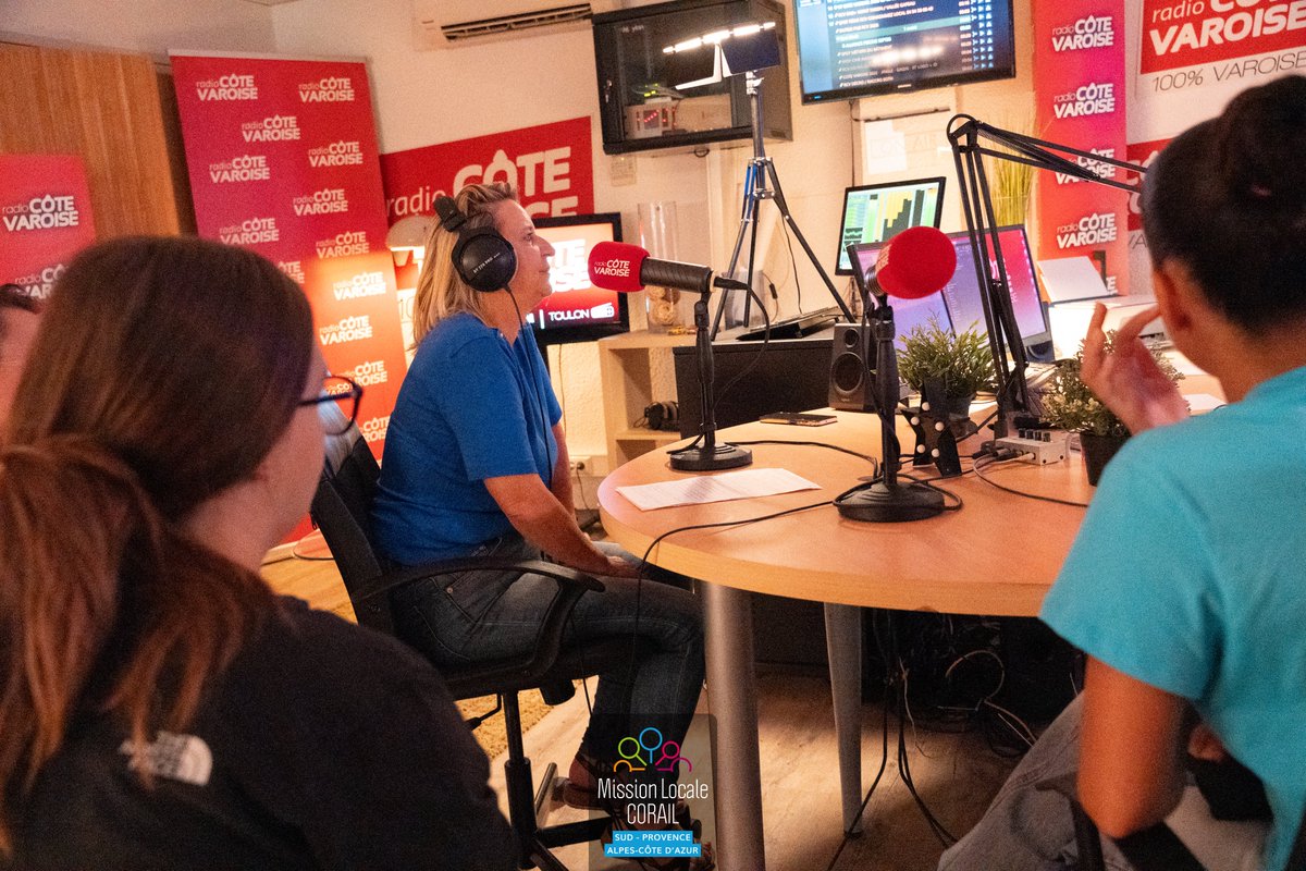 mlcorail's tweet photo. 🎙️ LA ML FAIT SON ÉMISSION ! 📻

Ce soir à 19h, retrouvez la 4ème émission de « Fréquence 16-25 » sur @RadioCoteVar (FM 101.5) ! 3 jeunes de la @mlcorail prennent le micro. 🎧

🎙️ Expression, confiance &amp; jeunesse !
Avec le soutien du FSE+. 🤝

#Hyères #Radio #Jeunesse https://t.co/BQYUE2Gn1y