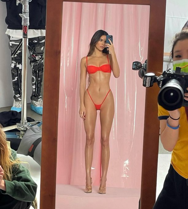 Royaa68's tweet photo. Kendal Jenner proving why she is built for the spotlight.....!!!! https://t.co/Mi2fBtLFIm