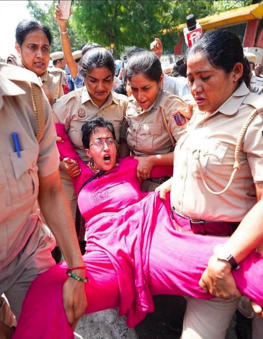 sumit1kalra's tweet photo. सब पहले से कैमरे वाली मुद्रा बनाकर आए थे,
बस मुफ्त की फुटेज बटोरनी थी��� 😂

काम-वाम कुछ नहीं,
तस्वीर में चेहरा चमकाना था! 😀 https://t.co/mw5cb20vGe