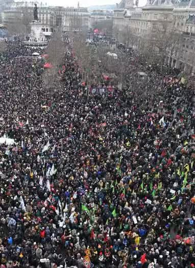 ArenaSusi's tweet photo. Oltre 3 milioni in piazza in Francia. In Italia sono bastati piccoli sconti sul carburante per spegnere il malcontento... https://t.co/ItvOWqPbSw