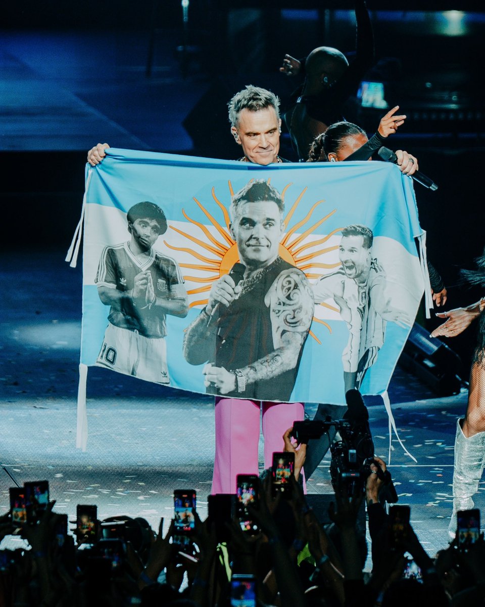 popartmusicarg's tweet photo. QUEDATE A VIVIR ACÁ, ROBERTO 😭❤️ https://t.co/GFKSjI0Bpx