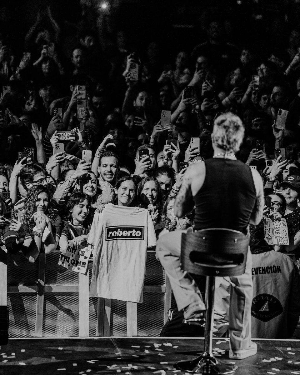 popartmusicarg's tweet photo. QUEDATE A VIVIR ACÁ, ROBERTO 😭❤️ https://t.co/GFKSjI0Bpx