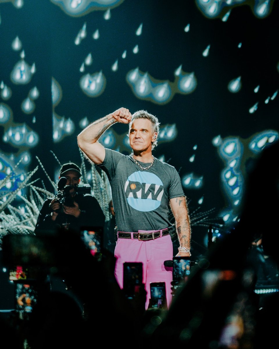 popartmusicarg's tweet photo. QUEDATE A VIVIR ACÁ, ROBERTO 😭❤️ https://t.co/GFKSjI0Bpx