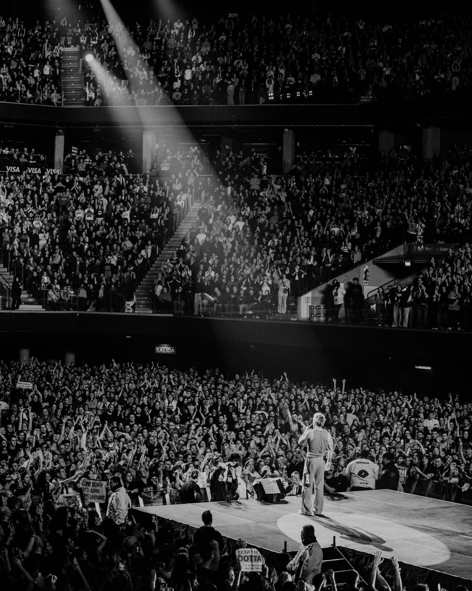 popartmusicarg's tweet photo. QUEDATE A VIVIR ACÁ, ROBERTO 😭❤️ https://t.co/GFKSjI0Bpx
