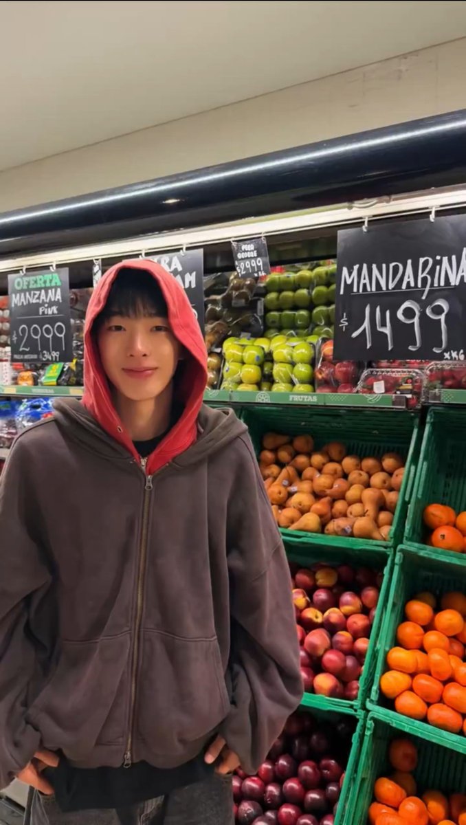 hyunnho_'s tweet photo. foto con la fruta barata porque en corea es incomprable https://t.co/QRaWGneKv2
