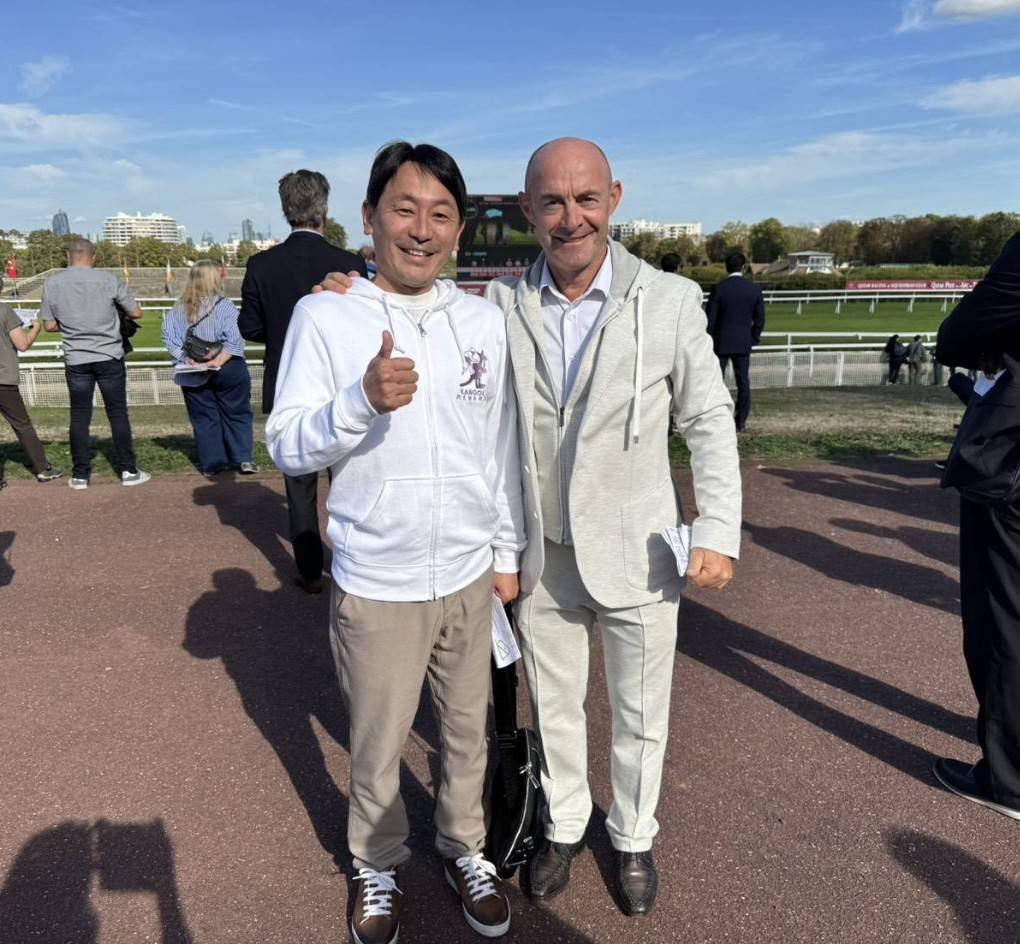 masaki_katsuura's tweet photo. 豊さんの応援でサンクルー競馬場に来ました🏇
な、なんと⁉️オリビエさんとバッタリ‼️お久しぶりです😆覚えててくれて感激です✨✨ https://t.co/JCqpgCS1WF