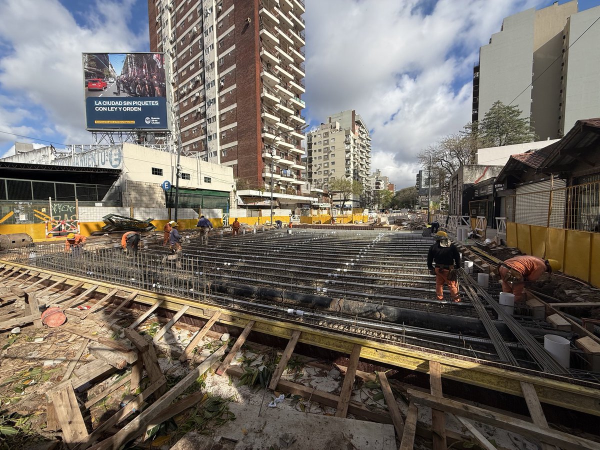 gzinny's tweet photo. Dos obras que avanzan en Villa Urquiza.

El Paso Bajo Nivel de Álvarez Thomas y el nuevo Parque Ferroviario: más conectividad y más espacio verde para el barrio. https://t.co/rLow6rXuQk