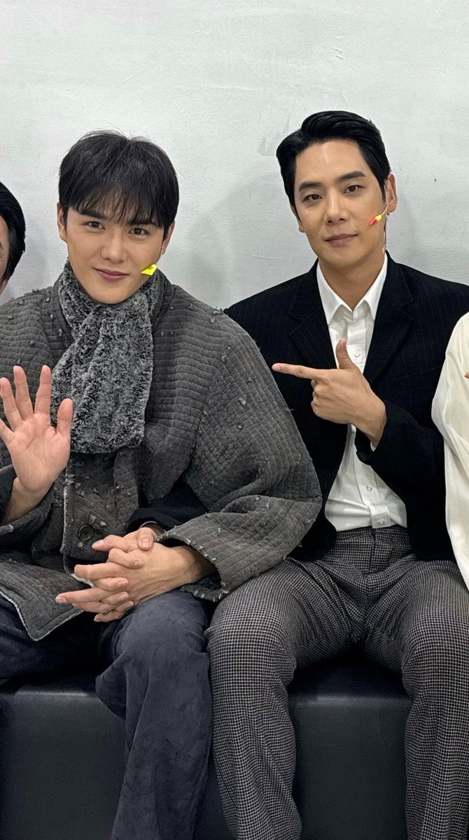 NorwaySoup's tweet photo. ? 깍지손 이것 뭐얘오 https://t.co/l7JQ8lV0st