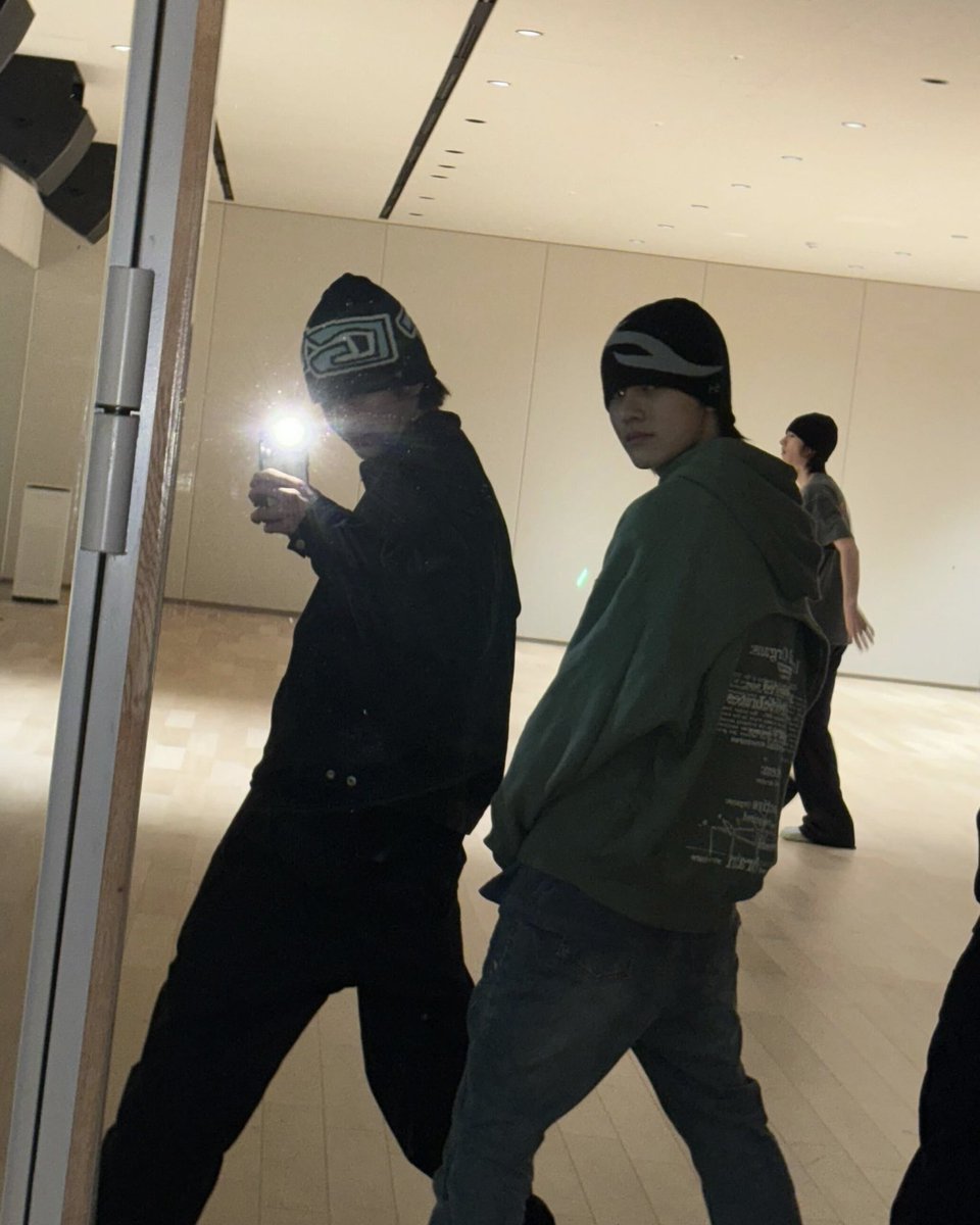 tetecoidezinha's tweet photo. #09z mirror selcas https://t.co/MTMZrNdD7v