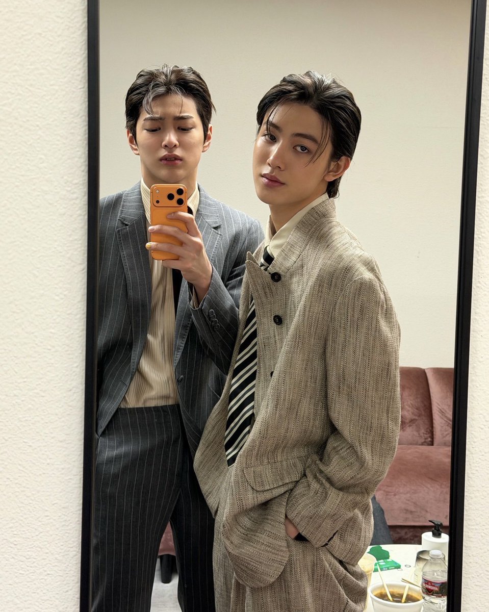 tetecoidezinha's tweet photo. #09z mirror selcas https://t.co/MTMZrNdD7v