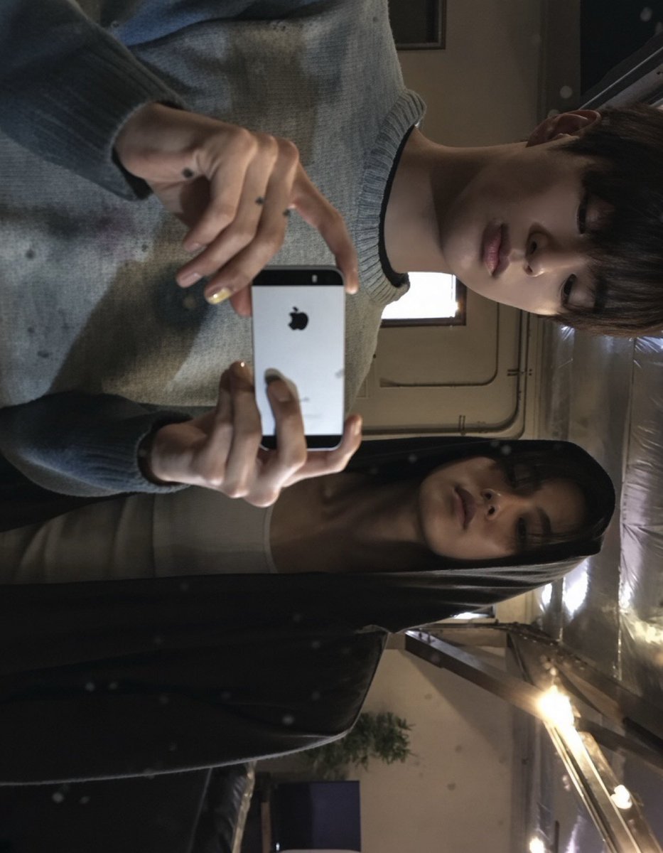 tetecoidezinha's tweet photo. #09z mirror selcas https://t.co/MTMZrNdD7v