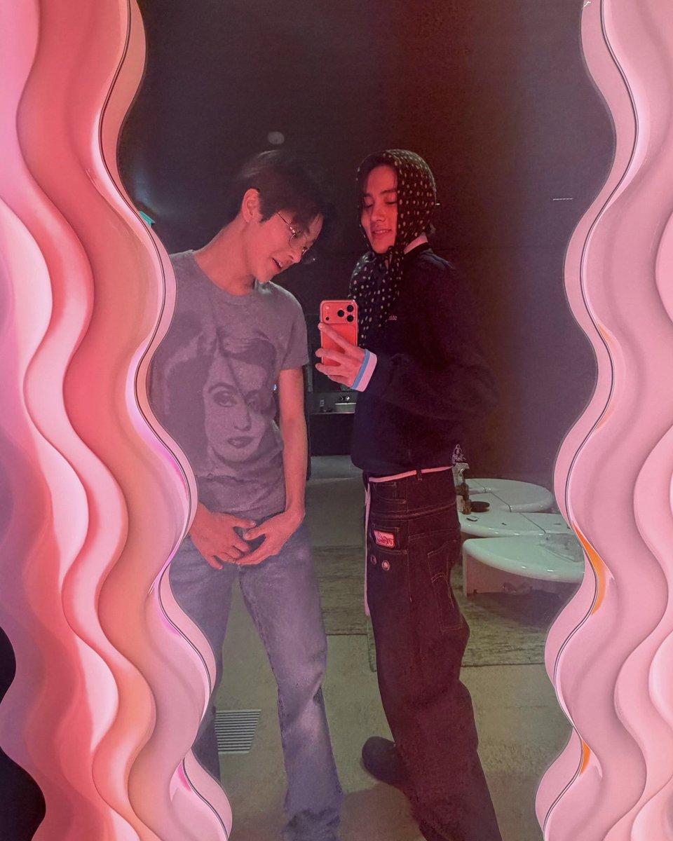 tetecoidezinha's tweet photo. #09z mirror selcas https://t.co/MTMZrNdD7v