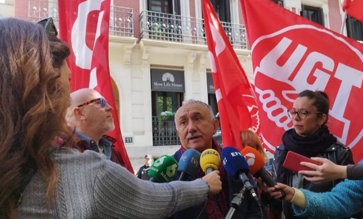 CapitanBitcoin's tweet photo. Pepe Álvarez. Español.  Desde 1975 sindicalista de UGT. Lleva 8 años sin convocar ni una huelga general porque gobierna Pedro Sánchez. No importa lo que pase con la vivienda, el trabajo o los salarios. Nada le importa. Solo espera a que cambie el gobierno ¿Esto es de país normal? https://t.co/EN6nhrfsSj