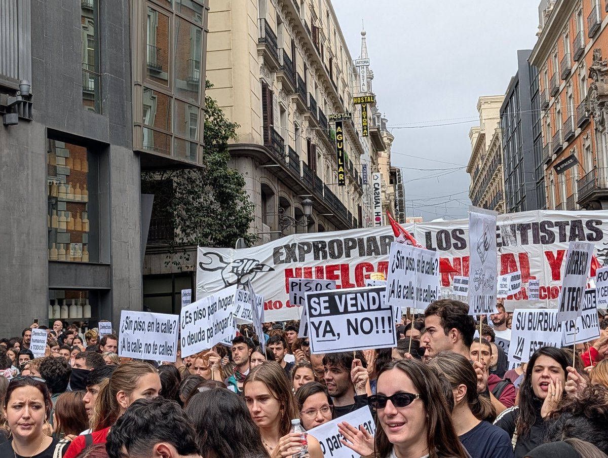 FRAVM's tweet photo. Hoy los partidos del No han dado la espalda a la ciudadanía, y en primer lugar a aquella que lo tiene más difícil para llegar a fin de mes. Vergüenza mayúscula.

La lucha sigue. Desde los barrios, a las calles! Hoy, como ayer, por el derecho a un techo digno. https://t.co/BXFTgrUl7f