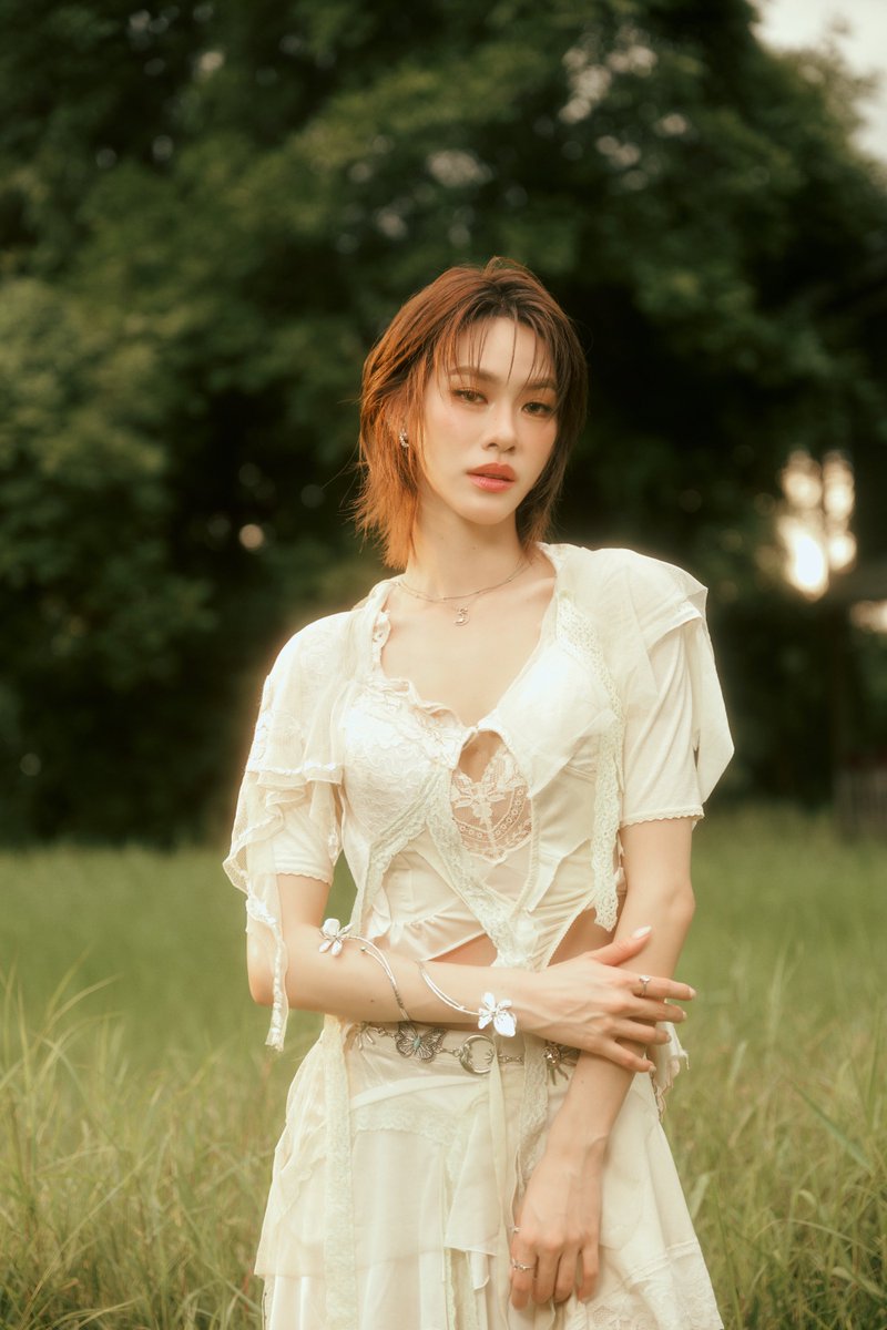 mayaonline2002's tweet photo. “EMIBONNIE” #emiamily #beonnnie ถ่ายทอดเสียงประสานผ่านเพลงรัก “กุญแจพระจันทร์” #Moonkey พร้อม MV แนวแฟนตาซีตำนานกรีกโบราณที่เล่าถึงความสัมพันธ์ระหว่างสองโลก #Moonkey_EMIBONNIEmv

#EmiBonnie เล่าว่า “เราฟังครั้งแรกแล้วรู้สึกชอบมาก โดยเฉพาะช่วงไลน์ประสาน ที่ถูกเรียบเรียงมาให้เข้ากับความหมายของเพลง มันเลยยิ่งทำให้รู้สึกว่าทุกท่อน ทุกประโยคพิเศษไปหมด คิดว่าถ้าแฟนๆ ได้ฟังก็น่าจะยิ้มตามได้ โดยเฉพาะคนที่กำลังมีความรัก และอยากมอบความรู้สึกนี้ให้ใครสักคนที่เข้ามาเป็นพระจันทร์ที่ส่องแสงสว่างแม้ไม่มีดาว เป็นกุญแจนำทางในวันที่ฟ้ามืด 

“ซึ่งในพาร์ทของ MV เป็นครั้งแรกเลยที่ MV มีความแฟนตาซี ที่หยิบตำนานกรีกโบราณ ความรัก “Selene” และ “Endymion” มาเป็น Inspiration ในการถ่ายทอดเรื่องราวในเพลงนี้ค่ะ ที่เล่าถึงความสัมพันธ์ที่เกิดขึ้นระหว่างสองโลก ซึ่งมี่เป็นเหมือนเทพธิดาแห่งดวงจันทร์ที่อาศัยอยู่อีกโลกนึง ที่มาตกหลุมรักบอนนี่ที่อาศัยอยู่บนโลกมนุษย์ เราจะลงจากพระจันทร์มาหาเขาในตอนกลางคืน และจากไปเมื่อพระอาทิตย์ขึ้นค่ะ”

MOONKEY MV OUT NOW
#Moonkey_EMIBONNIE
#เอมี่บอนนี่