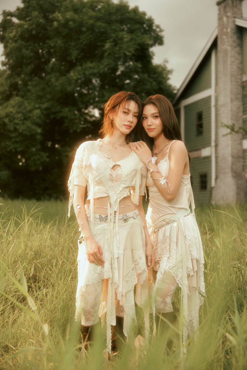 mayaonline2002's tweet photo. “EMIBONNIE” #emiamily #beonnnie ถ่ายทอดเสียงประสานผ่านเพลงรัก “กุญแจพระจันทร์” #Moonkey พร้อม MV แนวแฟนตาซีตำนานกรีกโบราณที่เล่าถึงความสัมพันธ์ระหว่างสองโลก #Moonkey_EMIBONNIEmv

#EmiBonnie เล่าว่า “เราฟังครั้งแรกแล้วรู้สึกชอบมาก โดยเฉพาะช่วงไลน์ประสาน ที่ถูกเรียบเรียงมาให้เข้ากับความหมายของเพลง มันเลยยิ่งทำให้รู้สึกว่าทุกท่อน ทุกประโยคพิเศษไปหมด คิดว่าถ้าแฟนๆ ได้ฟังก็น่าจะยิ้มตามได้ โดยเฉพาะคนที่กำลังมีความรัก และอยากมอบความรู้สึกนี้ให้ใครสักคนที่เข้ามาเป็นพระจันทร์ที่ส่องแสงสว่างแม้ไม่มีดาว เป็นกุญแจนำทางในวันที่ฟ้ามืด 

“ซึ่งในพาร์ทของ MV เป็นครั้งแรกเลยที่ MV มีความแฟนตาซี ที่หยิบตำนานกรีกโบราณ ความรัก “Selene” และ “Endymion” มาเป็น Inspiration ในการถ่ายทอดเรื่องราวในเพลงนี้ค่ะ ที่เล่าถึงความสัมพันธ์ที่เกิดขึ้นระหว่างสองโลก ซึ่งมี่เป็นเหมือนเทพธิดาแห่งดวงจันทร์ที่อาศัยอยู่อีกโลกนึง ที่มาตกหลุมรักบอนนี่ที่อาศัยอยู่บนโลกมนุษย์ เราจะลงจากพระจันทร์มาหาเขาในตอนกลางคืน และจากไปเมื่อพระอาทิตย์ขึ้นค่ะ”

MOONKEY MV OUT NOW
#Moonkey_EMIBONNIE
#เอมี่บอนนี่