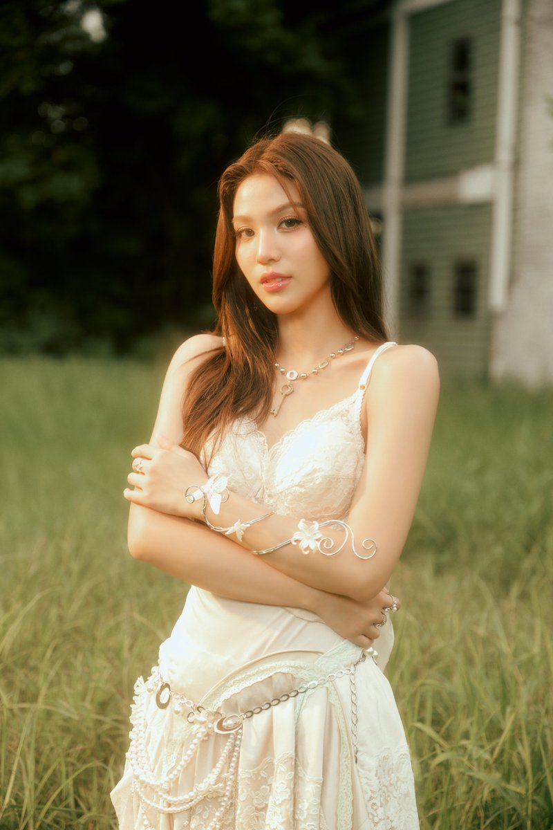 mayaonline2002's tweet photo. “EMIBONNIE” #emiamily #beonnnie ถ่ายทอดเสียงประสานผ่านเพลงรัก “กุญแจพระจันทร์” #Moonkey พร้อม MV แนวแฟนตาซีตำนานกรีกโบราณที่เล่าถึงความสัมพันธ์ระหว่างสองโลก #Moonkey_EMIBONNIEmv

#EmiBonnie เล่าว่า “เราฟังครั้งแรกแล้วรู้สึกชอบมาก โดยเฉพาะช่วงไลน์ประสาน ที่ถูกเรียบเรียงมาให้เข้ากับความหมายของเพลง มันเลยยิ่งทำให้รู้สึกว่าทุกท่อน ทุกประโยคพิเศษไปหมด คิดว่าถ้าแฟนๆ ได้ฟังก็น่าจะยิ้มตามได้ โดยเฉพาะคนที่กำลังมีความรัก และอยากมอบความรู้สึกนี้ให้ใครสักคนที่เข้ามาเป็นพระจันทร์ที่ส่องแสงสว่างแม้ไม่มีดาว เป็นกุญแจนำทางในวันที่ฟ้ามืด 

“ซึ่งในพาร์ทของ MV เป็นครั้งแรกเลยที่ MV มีความแฟนตาซี ที่หยิบตำนานกรีกโบราณ ความรัก “Selene” และ “Endymion” มาเป็น Inspiration ในการถ่ายทอดเรื่องราวในเพลงนี้ค่ะ ที่เล่าถึงความสัมพันธ์ที่เกิดขึ้นระหว่างสองโลก ซึ่งมี่เป็นเหมือนเทพธิดาแห่งดวงจันทร์ที่อาศัยอยู่อีกโลกนึง ที่มาตกหลุมรักบอนนี่ที่อาศัยอยู่บนโลกมนุษย์ เราจะลงจากพระจันทร์มาหาเขาในตอนกลางคืน และจากไปเมื่อพระอาทิตย์ขึ้นค่ะ”

MOONKEY MV OUT NOW
#Moonkey_EMIBONNIE
#เอมี่บอนนี่