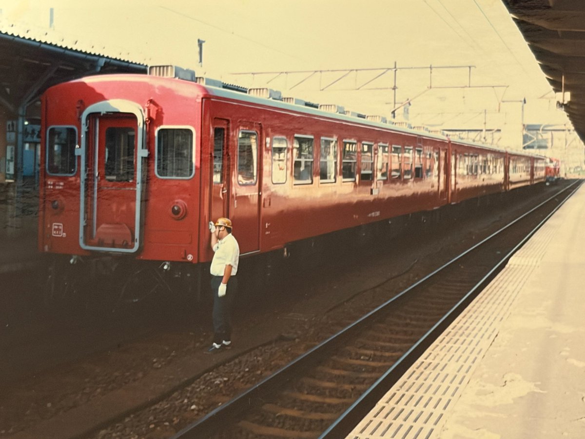 minomushi2015's tweet photo. おかえり快速「かが」の動画で紹介している、50形客車です。金沢駅での撮影に間違いなく、DE10が牽引しているので、8331レではなく、七尾線列車と思います。
でも、６両か７両が所定のはずなのに、なぜ4両なのか、今となってはわかりません。 https://t.co/8tDFkddYnQ