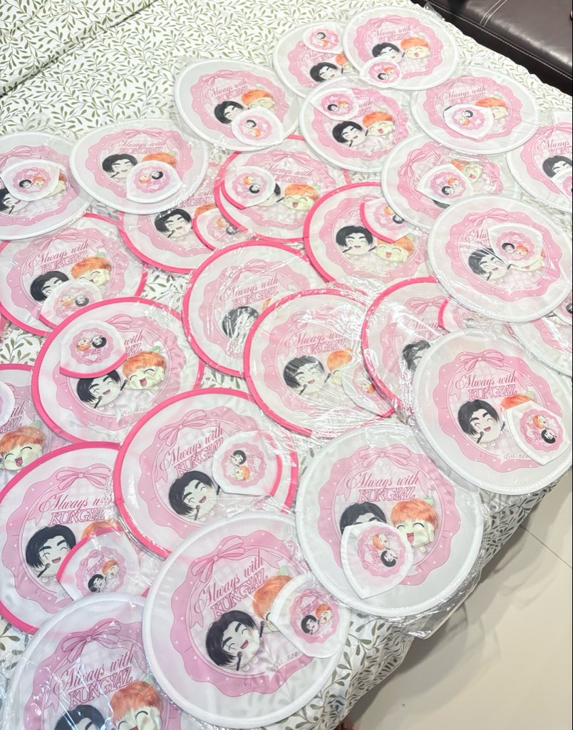 19thsuns's tweet photo. kungyaz foldable fan preview!! 💖
first to come to our location will get it first. 1:1 only po &amp; will prio trades (non paper only) 🥰

anyone in sea residence, we can trade now hehe https://t.co/Be1IwPVCuJ