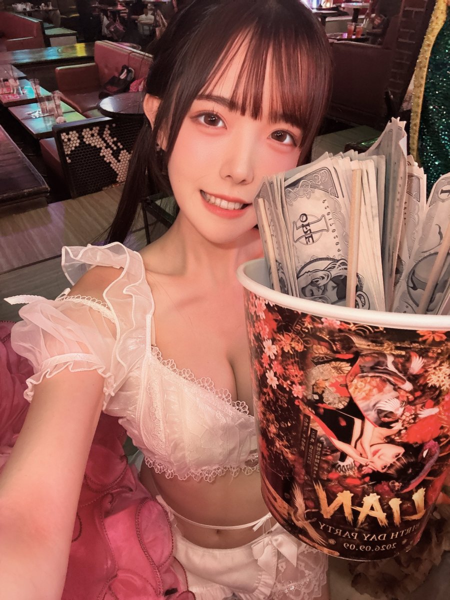 usa_spark_'s tweet photo. 本日も1.2部 #すぱすぱ　
ありがとうございました🥰✨

ブロマイドプランで来てくれたお兄さんが面白すぎて一日中大爆笑してた日‼︎😂
上手すぎる日本語ってこんなに面白いの🤣

金曜日っ‼︎ワイワイしてとても好き〜‼︎
一緒に踊ってくれたお兄様方やあなたの笑顔が好きって伝えてくれた方もいて幸せいっぱい🫶✨

お話ししてくれたみんなありがとう‼︎
次は4日🥀アモーレクイーン👑です😭！
みんな見に来てくださいお願い🥺💗